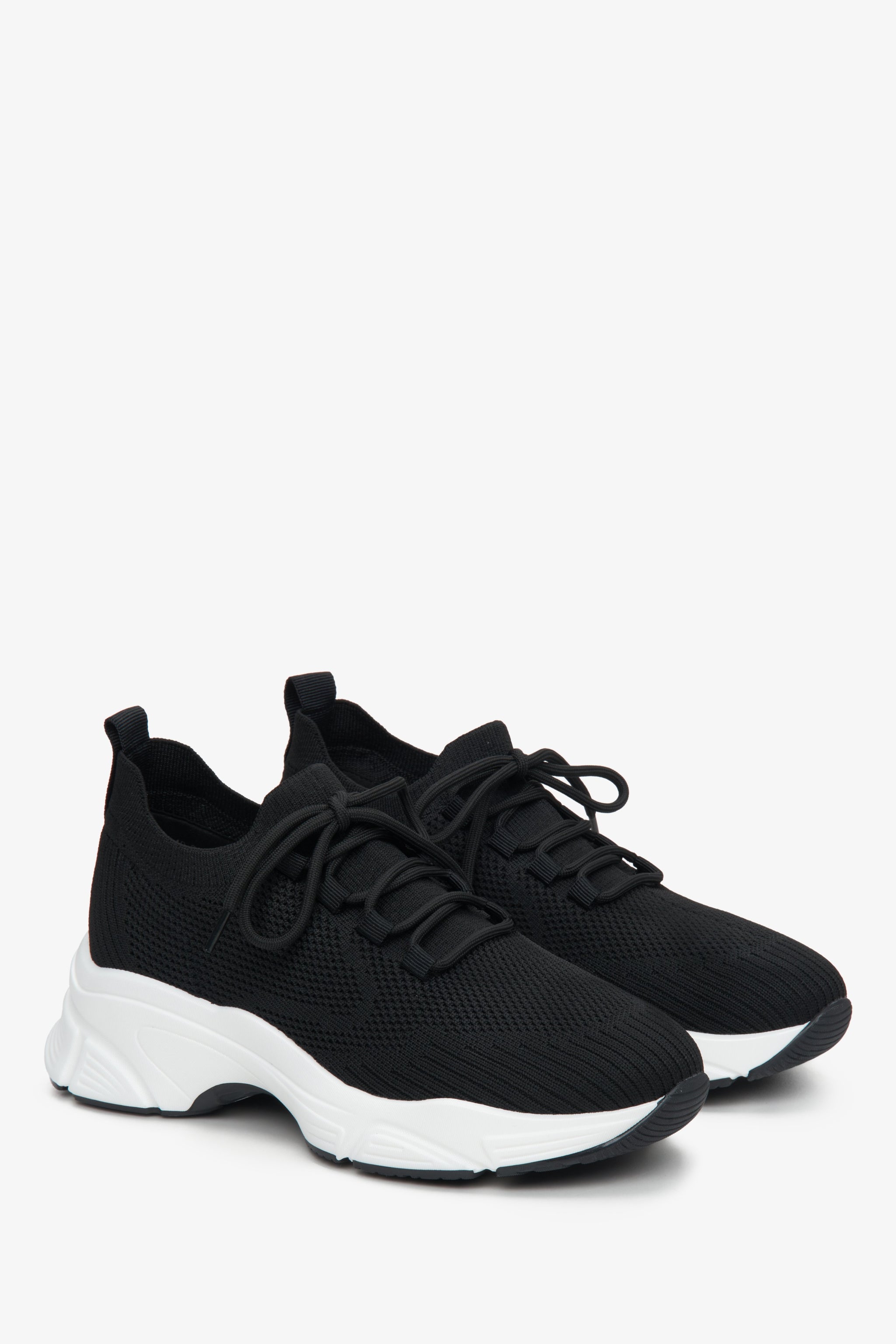 Letnie sneakersy damskie Estro z siateczki w kolorze czarnym.