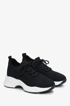 Letnie sneakersy damskie Estro z siateczki w kolorze czarnym.