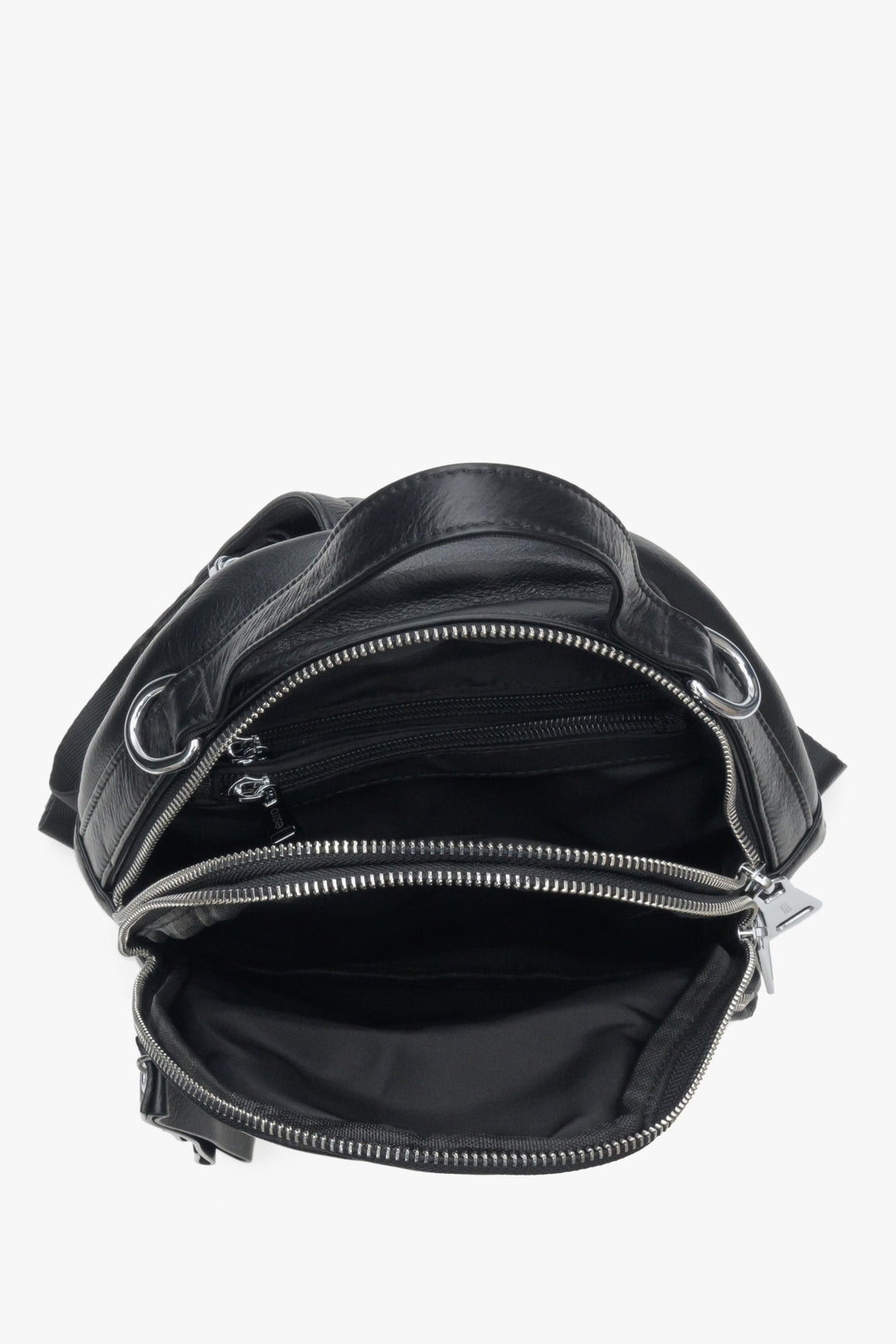 Damski plecak w kolorze czarnym ze skóry naturalnej Estro - zbliżenie na wnętrze modelu.