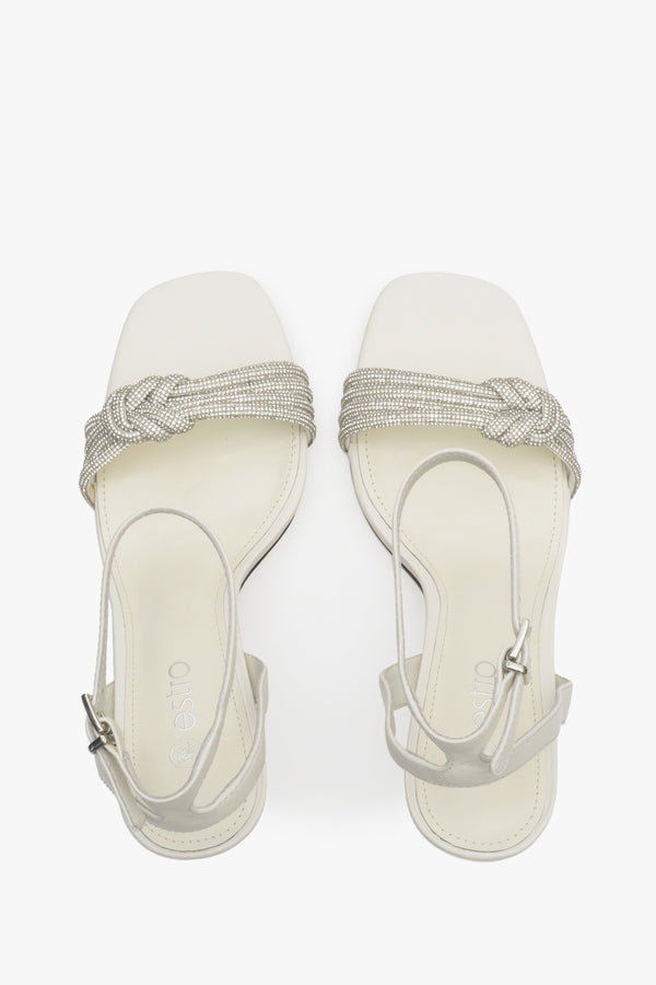 Skórzane sandały damskie Estro w kolorze jasnobeżowym z cyrkoniami - prezentacja modelu z góry.