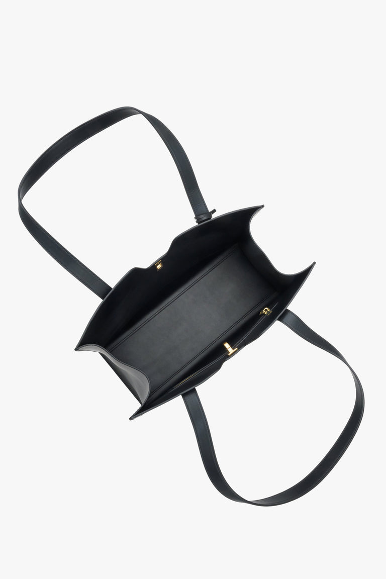 Skórzana torba shopper damska w kolorze czarnym - zbliżenie na wnętrze modelu.