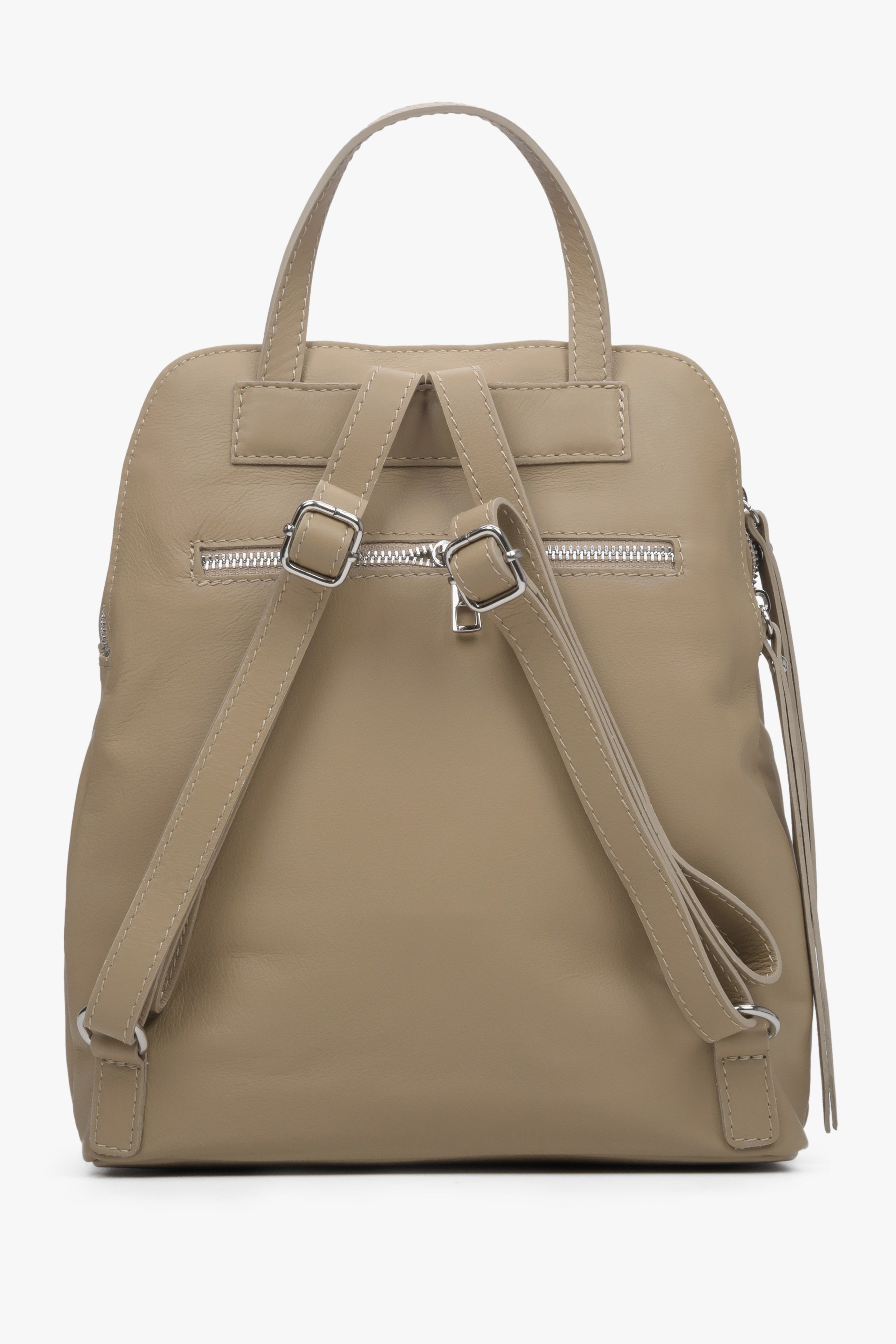 Skórzany, beżowy plecak damskie marki Estro - zbliżenie na tył modelu.