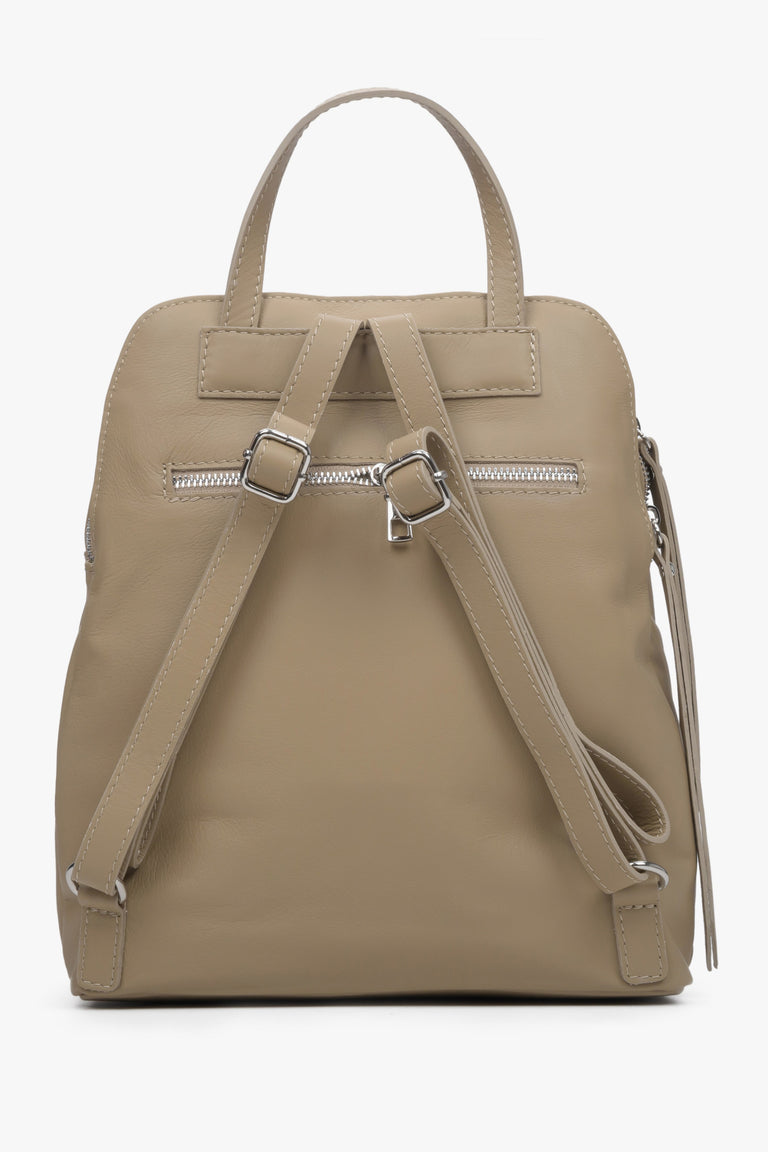 Skórzany, beżowy plecak damskie marki Estro - zbliżenie na tył modelu.