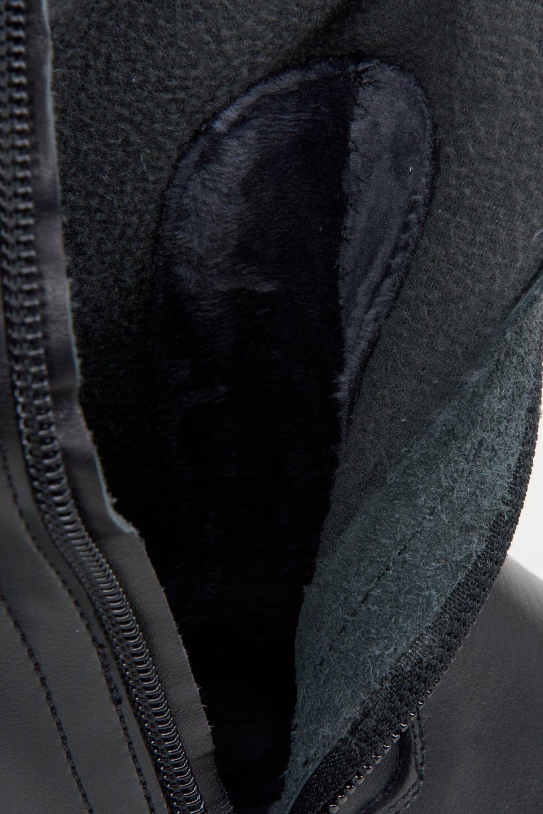 Skórzane zimowe kozaki damskie czarne - zbliżenie na wnętrze buta.