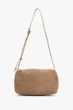 Beżowa listonoszka damska z miękkiego weluru naturalnego Estro ER00119532.