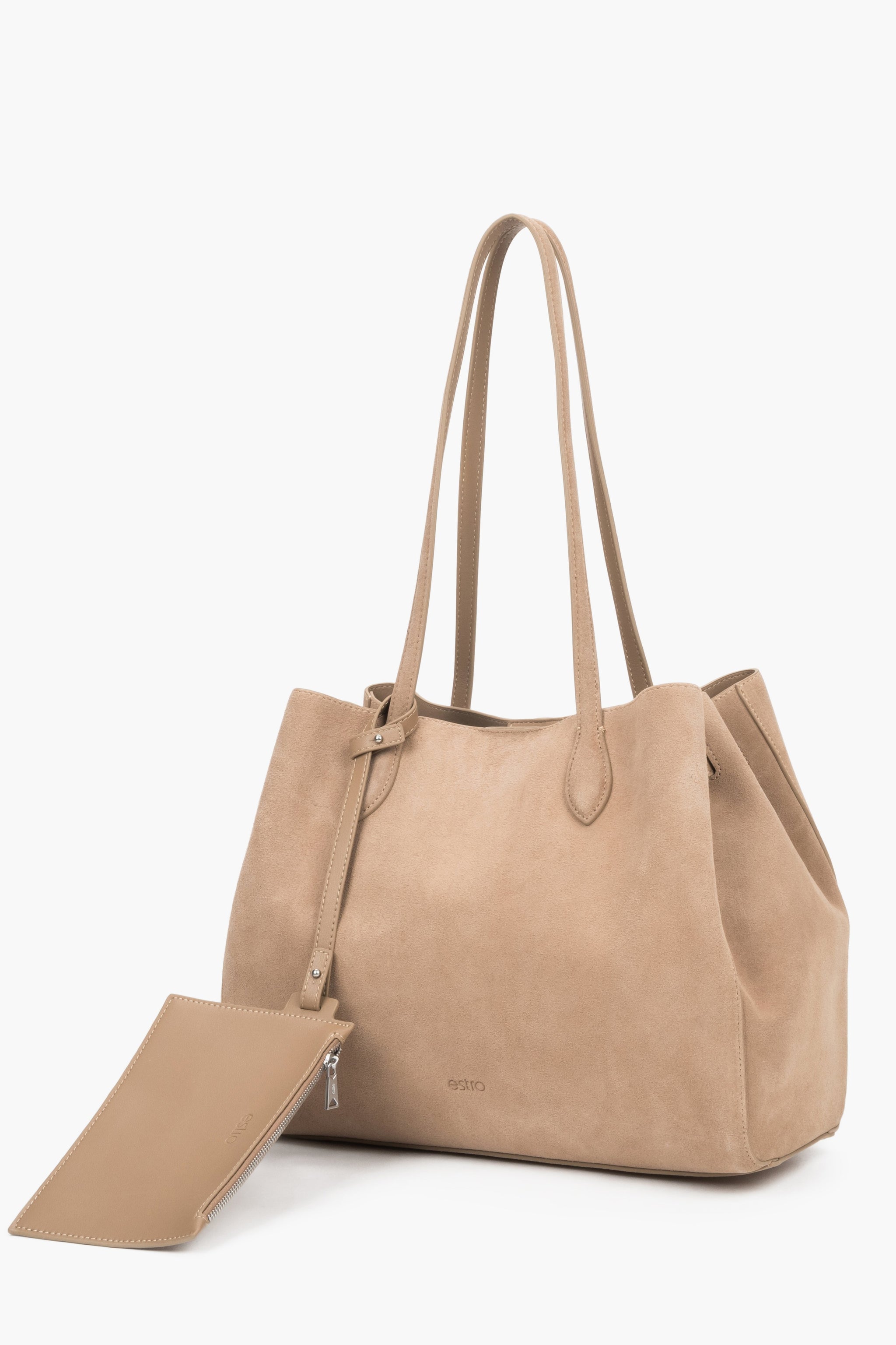 Beżowa torebka shopper Estro z naturalnego weluru, prezentująca minimalistyczny front oraz długie, komfortowe rączki do noszenia na ramieniu.