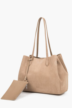 Beżowa torebka shopper Estro z naturalnego weluru, prezentująca minimalistyczny front oraz długie, komfortowe rączki do noszenia na ramieniu.