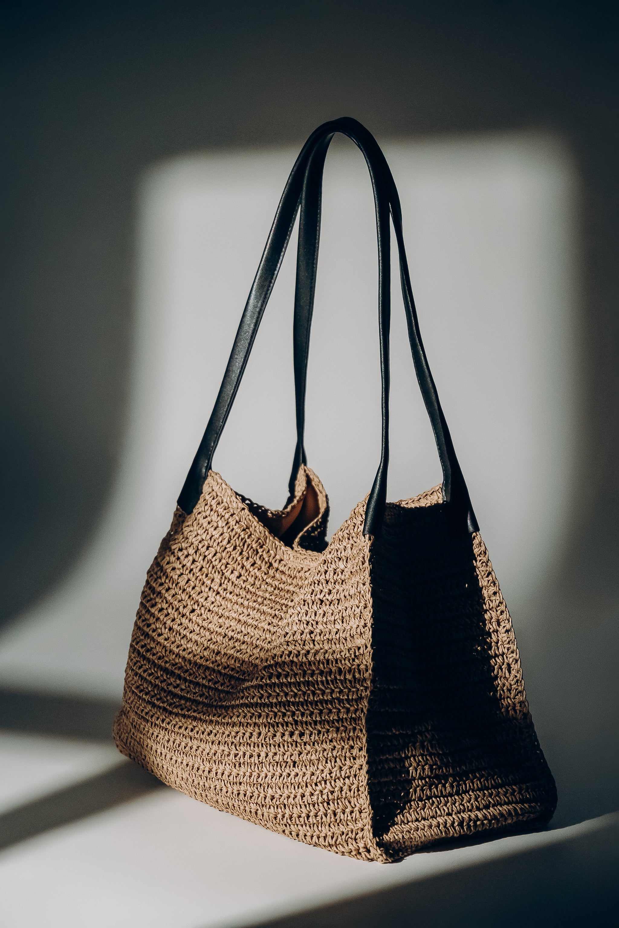 Beżowa słomiana torebka damska typu shopper ze wzmacnianymi rączkami Estro ER00117861.