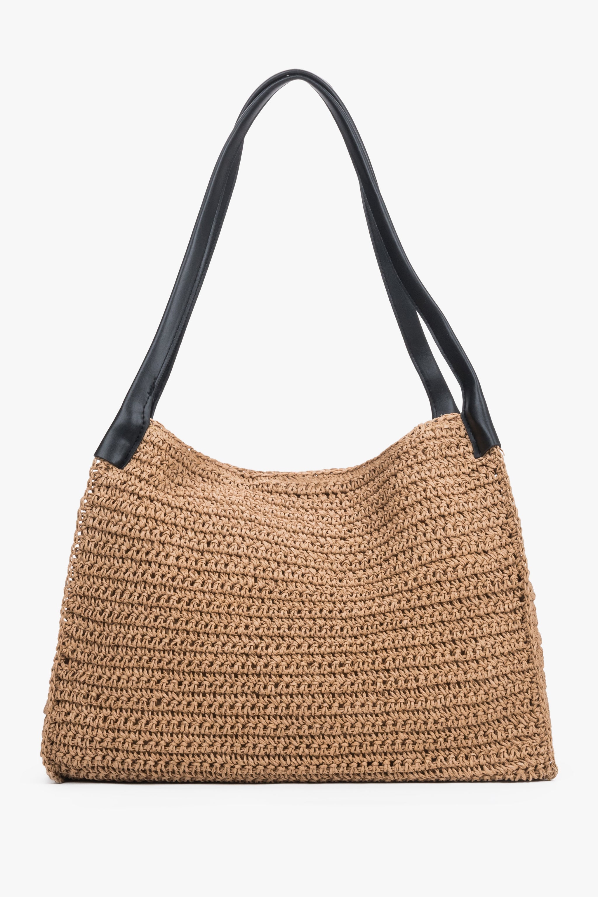 Beżowa słomiana torebka damska typu shopper ze wzmacnianymi rączkami.