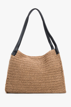 Beżowa słomiana torebka damska typu shopper ze wzmacnianymi rączkami.