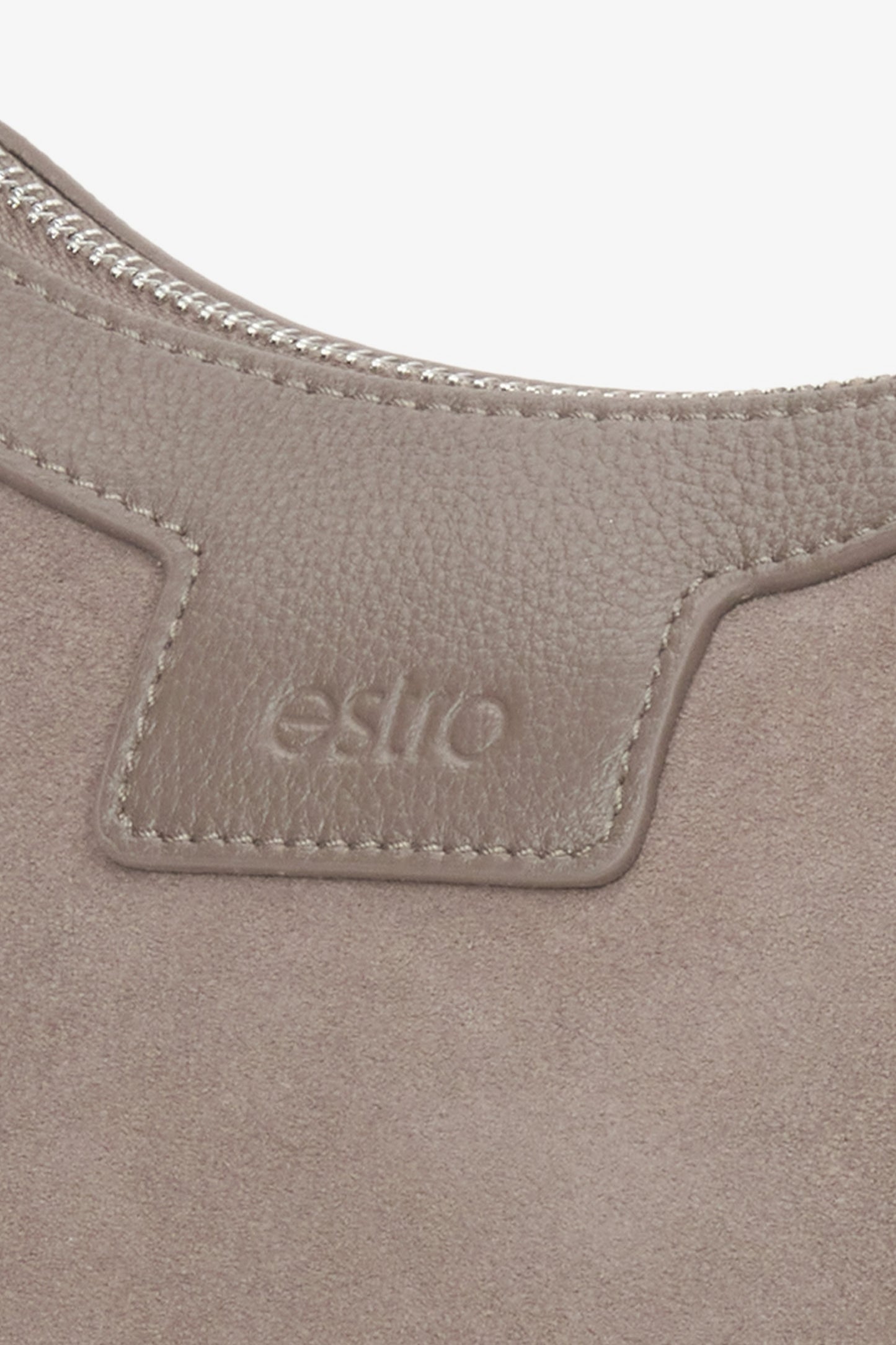 Z weluru naturalnego, beżowa torebka damska typu półksiężyc Estro.