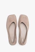 Beżowe baleriny damskie typu barefoot z weluru naturalnego z kwadratowym noskiem Estro ER00119311.