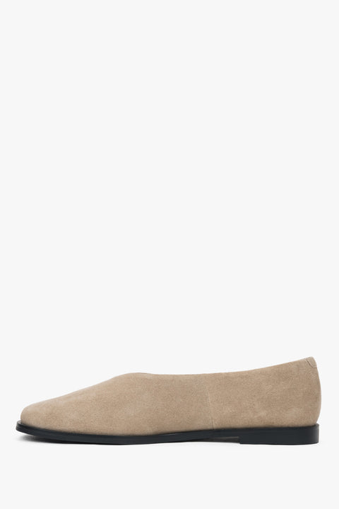 Eleganckie, beżowe baleriny Estro wykonane z aksamitnego weluru naturalnego w minimalistycznym i komfortowym stylu barefoot.