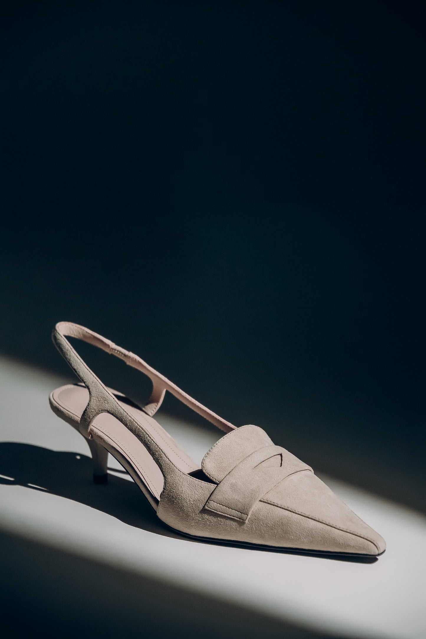 Beżowe czółenka - slingbacki z weluru naturalnego na obcasie typu kitten heel Estro ER00119676.