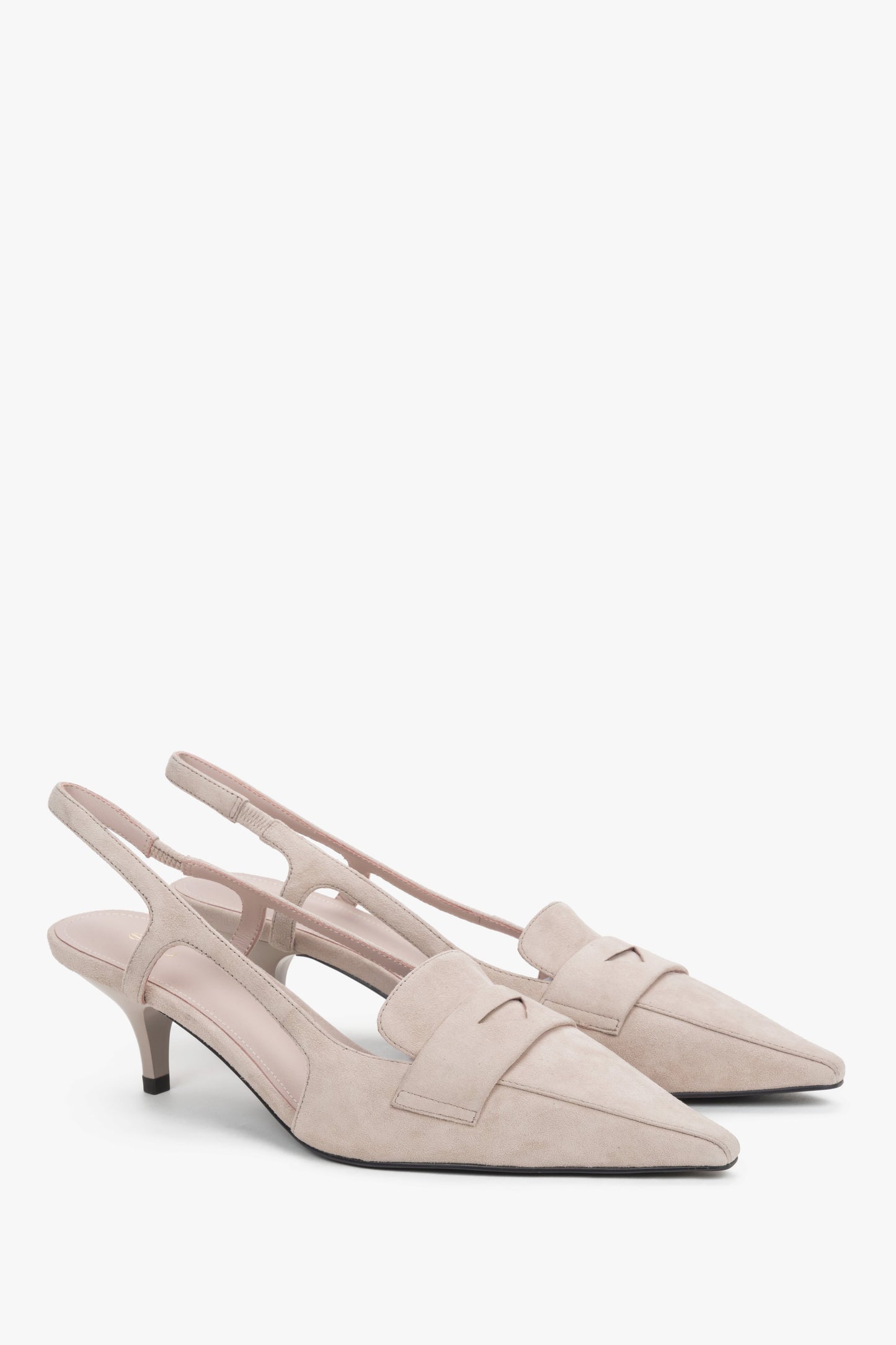 Damskie beżowe slingbacki z weluru naturalnego na obcasie kitten heel Estro.