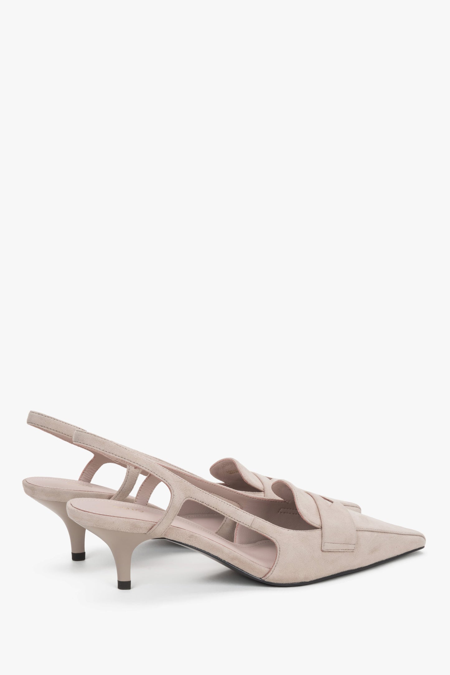 Z weluru naturalnego, beżowe czółenka typu slingback na obcasie kitten heel Estro.