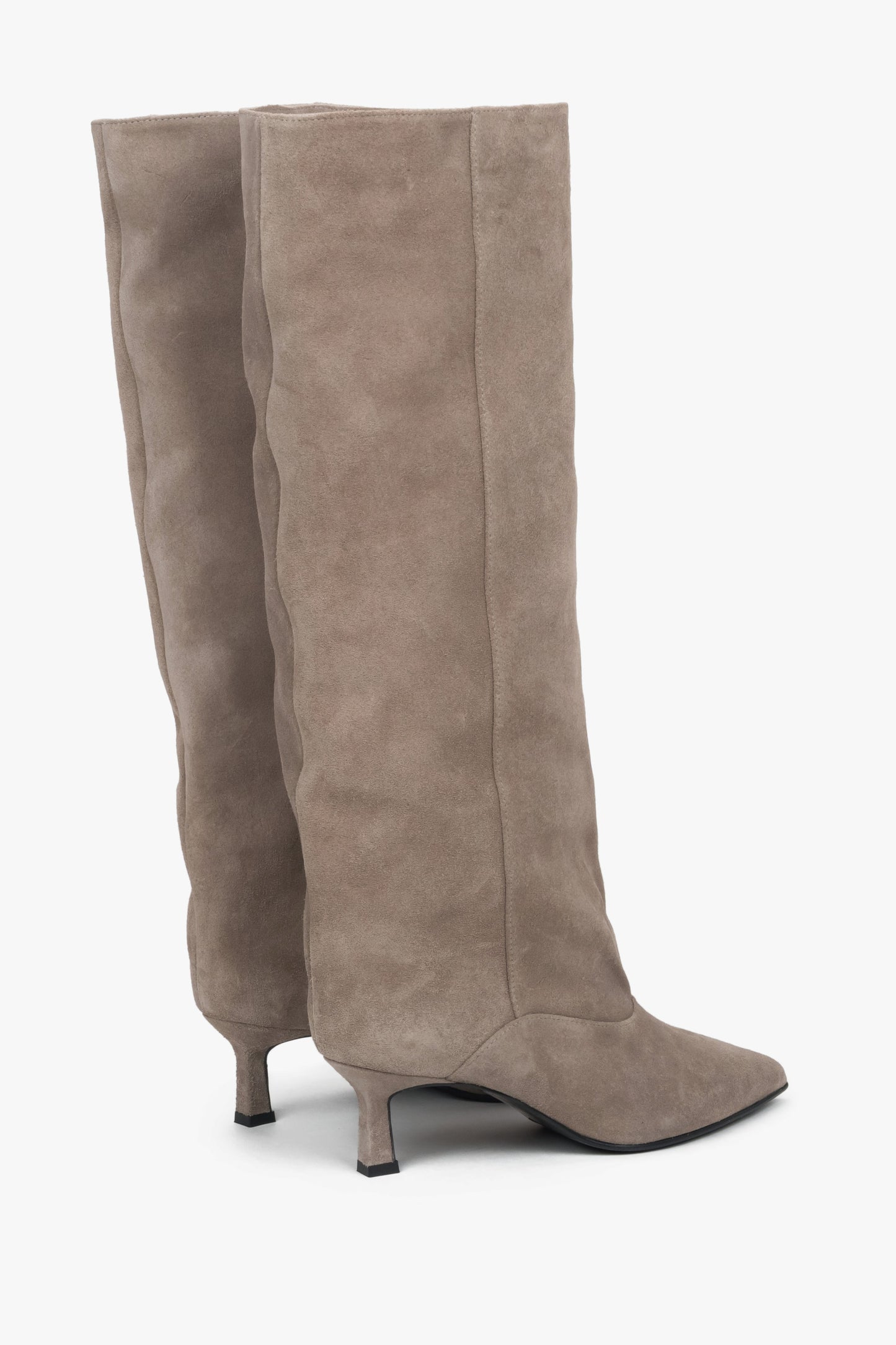 Z weluru naturalnego, beżowe kozaki damskie na niskim obcasie kielichowym Estro.