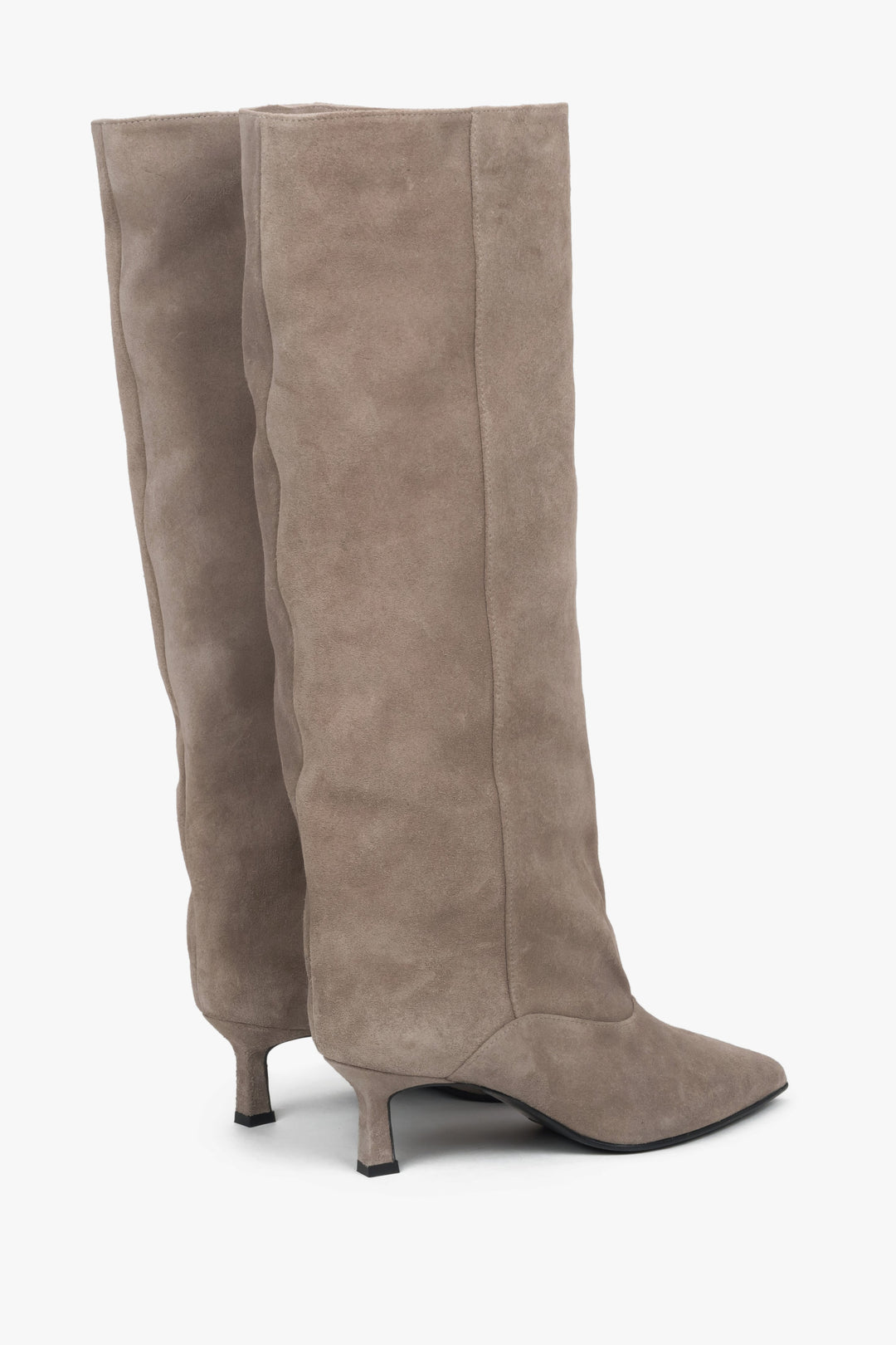 Z weluru naturalnego, beżowe kozaki damskie na niskim obcasie kielichowym Estro.