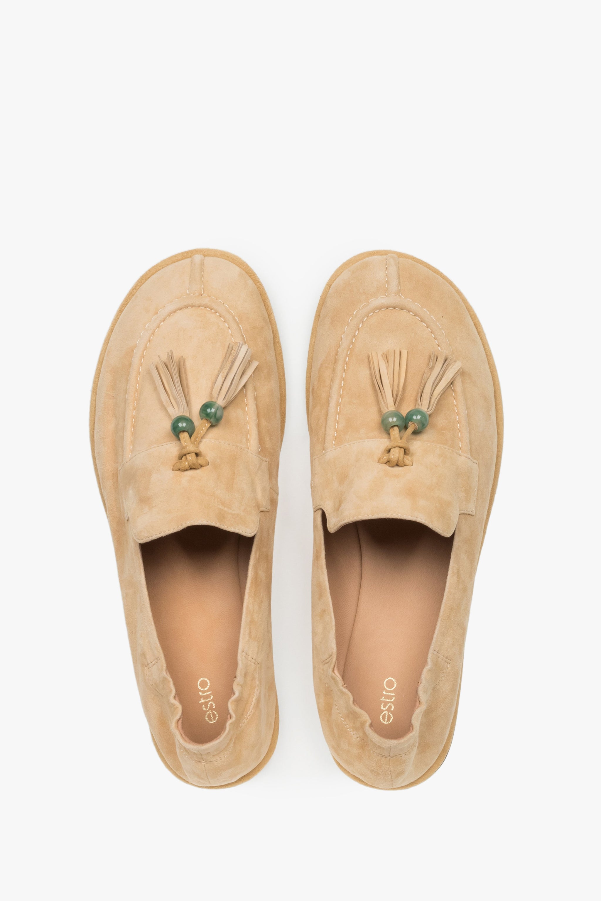 Beżowe loafersy damskie z ozdobnym chwostem typu barefoot z weluru naturalnego Estro ER00119874.