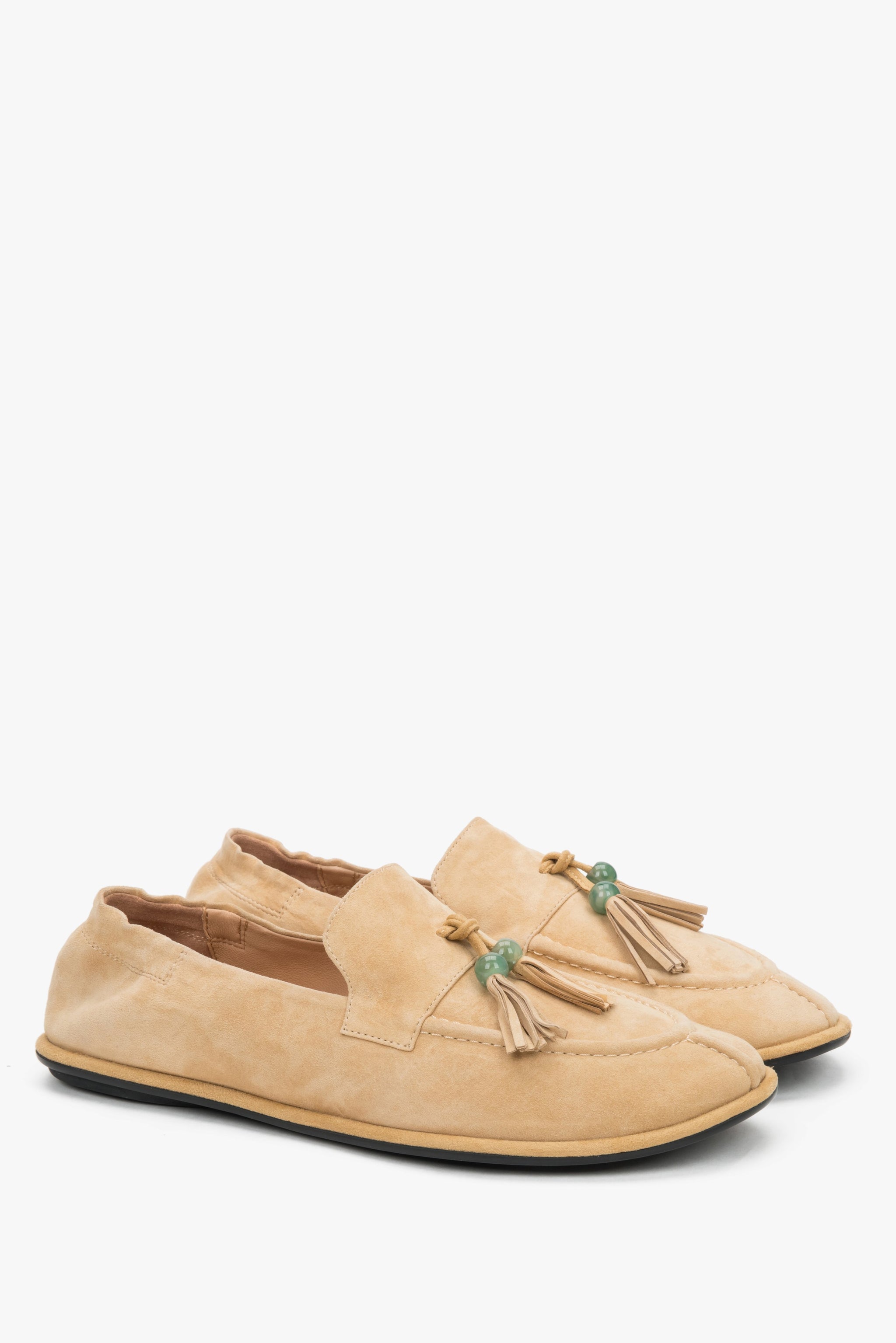 Beżowe loafersy damskie z ozdobnym chwostem typu barefoot z weluru naturalnego.