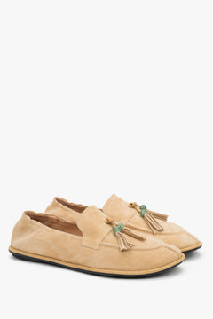 Beżowe loafersy damskie z ozdobnym chwostem typu barefoot z weluru naturalnego.