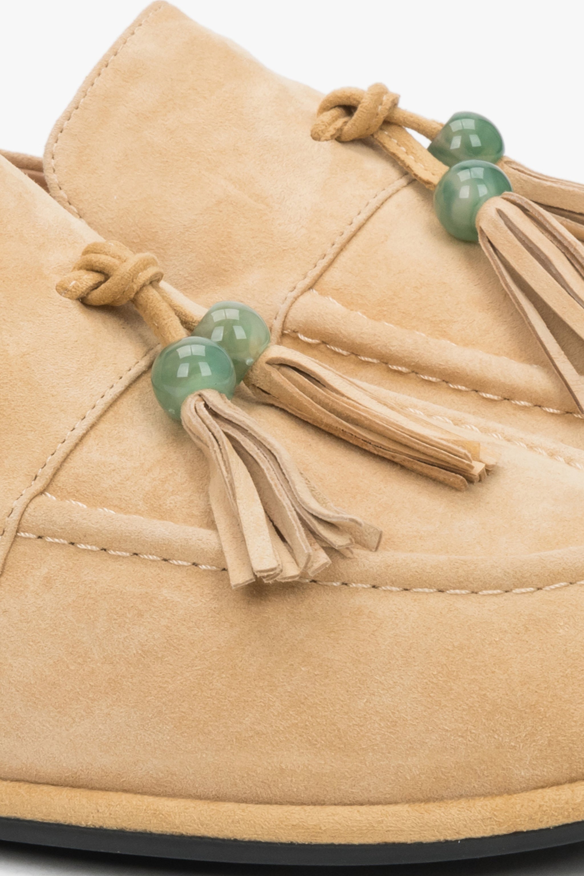Loafersy damskie typu barefoot, beżowe, z ozdobnym chwostem, z weluru naturalnego, Estro.