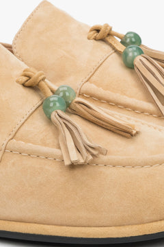 Loafersy damskie typu barefoot, beżowe, z ozdobnym chwostem, z weluru naturalnego, Estro.