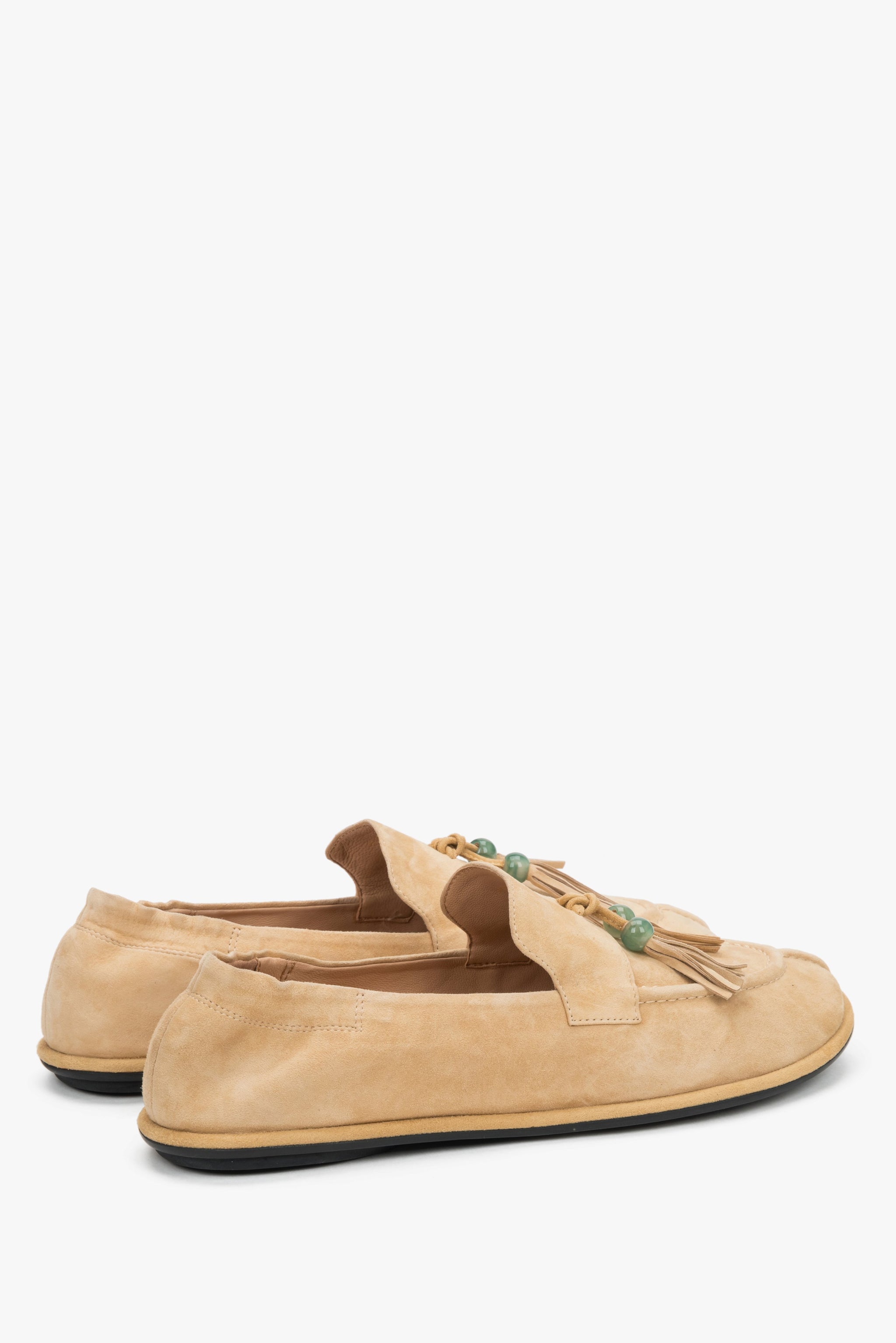 Z weluru naturalnego, beżowe loafersy damskie typu barefoot z ozdobnym chwostem Estro.