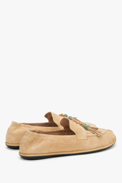 Z weluru naturalnego, beżowe loafersy damskie typu barefoot z ozdobnym chwostem Estro.