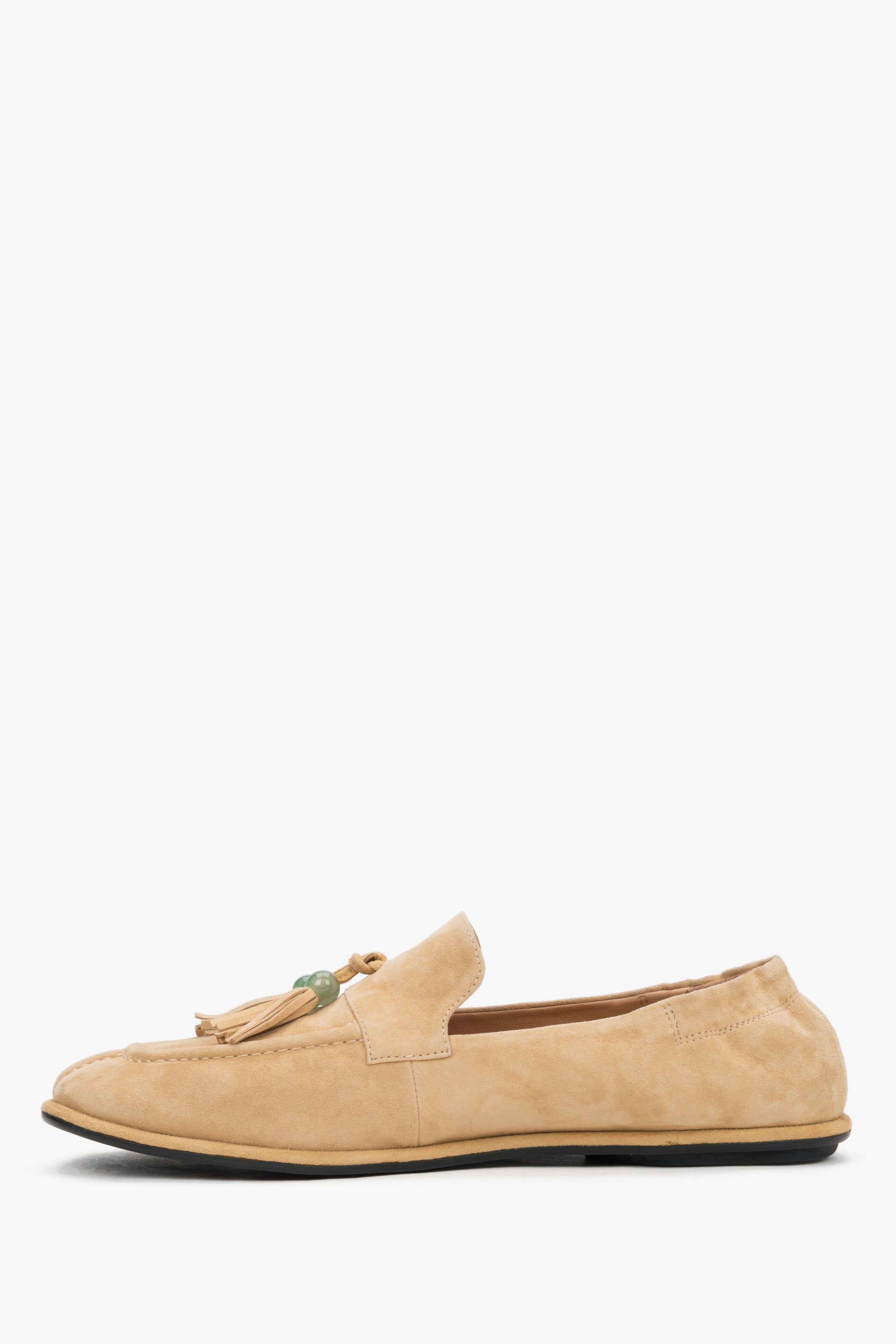 Beżowe loafersy damskie Estro, typu barefoot, z ozdobnym chwostem, z weluru naturalnego.