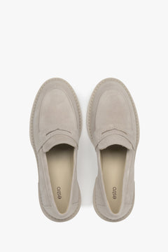 Damskie loafersy Penny z beżowego naturalnego weluru – styl klasyczny.