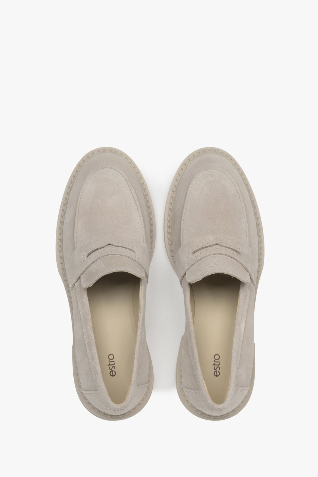 Damskie loafersy Penny z beżowego naturalnego weluru – styl klasyczny.