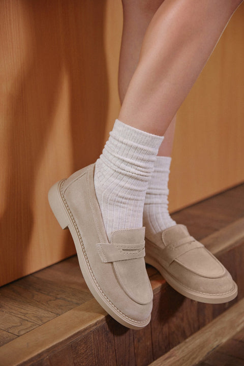 Klasyczne beżowe loafersy damskie typu Penny z włoskiego weluru naturalnego Estro ER00117127.