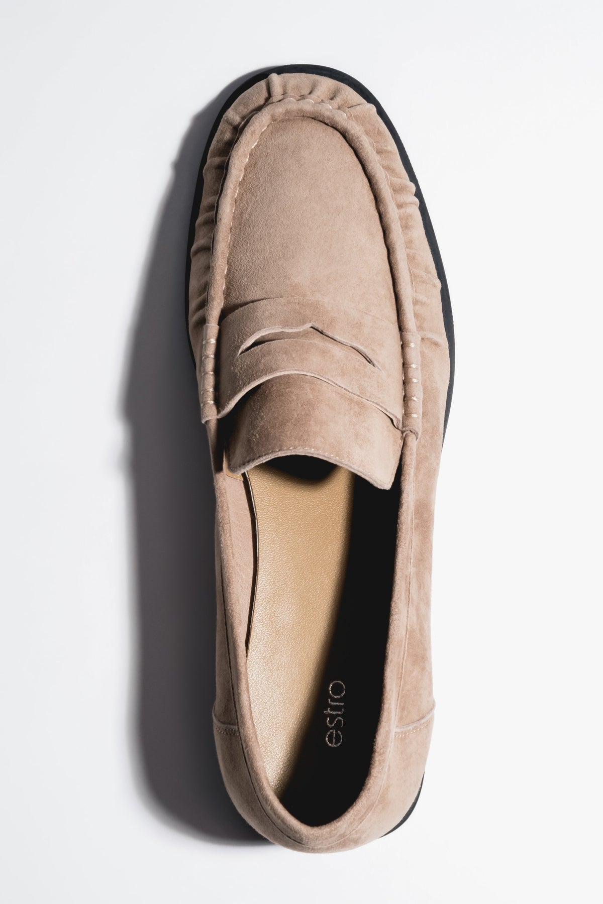 Loafersy damskie, beżowe, z weluru naturalnego, z ozdobnymi przeszyciami, Estro.
