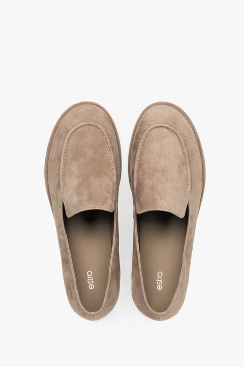 Damskie beżowe loafersy z weluru naturalnego - prezentacja z góry.