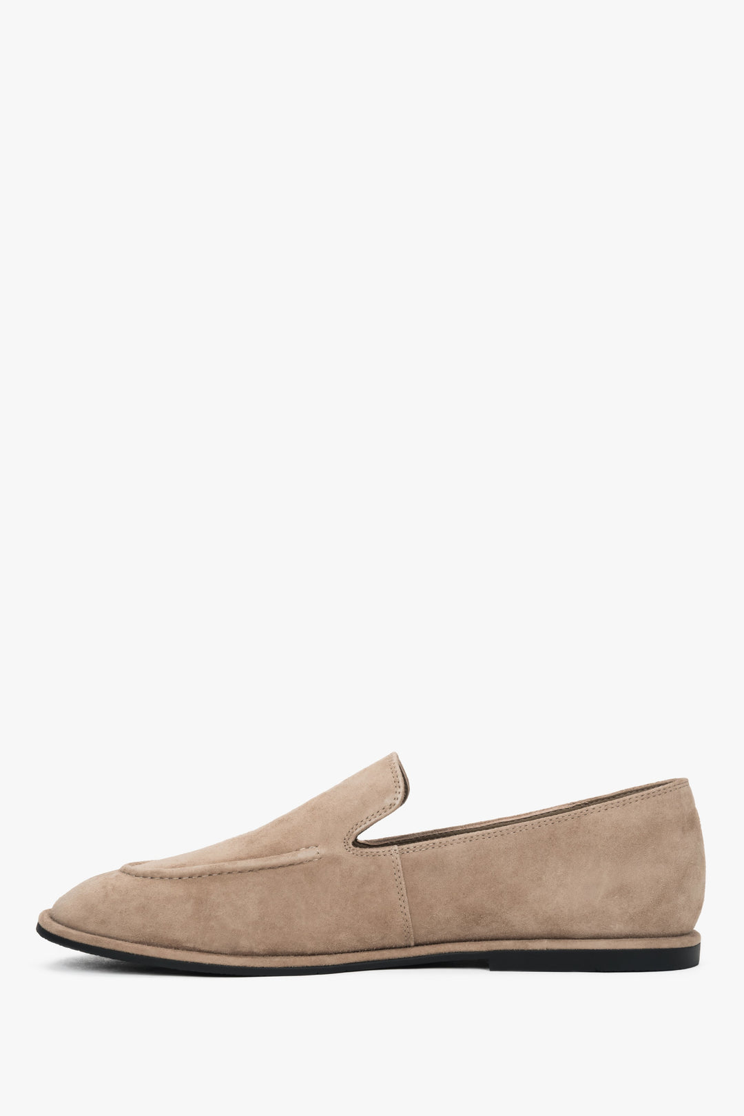 Beżowe loafersy damskie Estro na płaskiej podeszwie - prezentacja z boku.