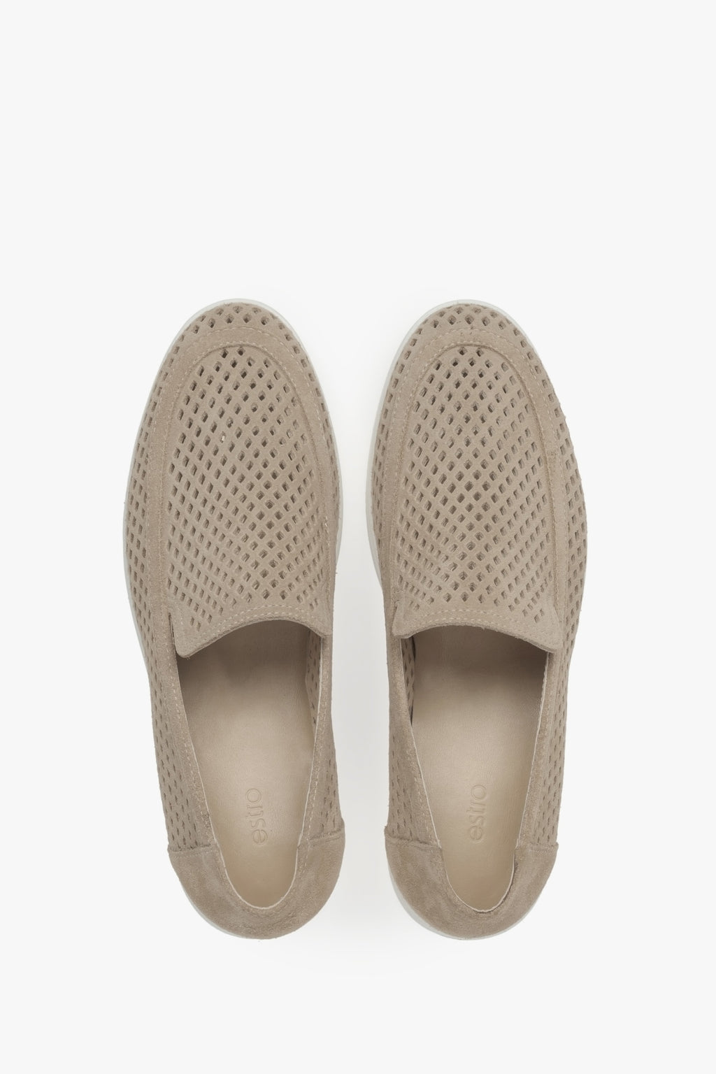 Stylowe damskie loafersy Premium z naturalnego włoskiego weluru – beżowe, perforowane.
