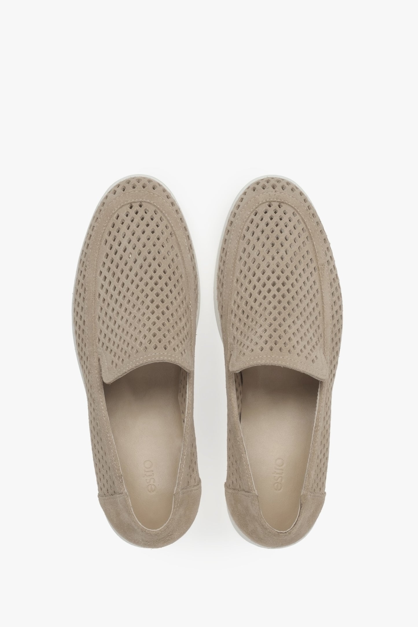 Stylowe damskie loafersy Premium z naturalnego włoskiego weluru – beżowe, perforowane.