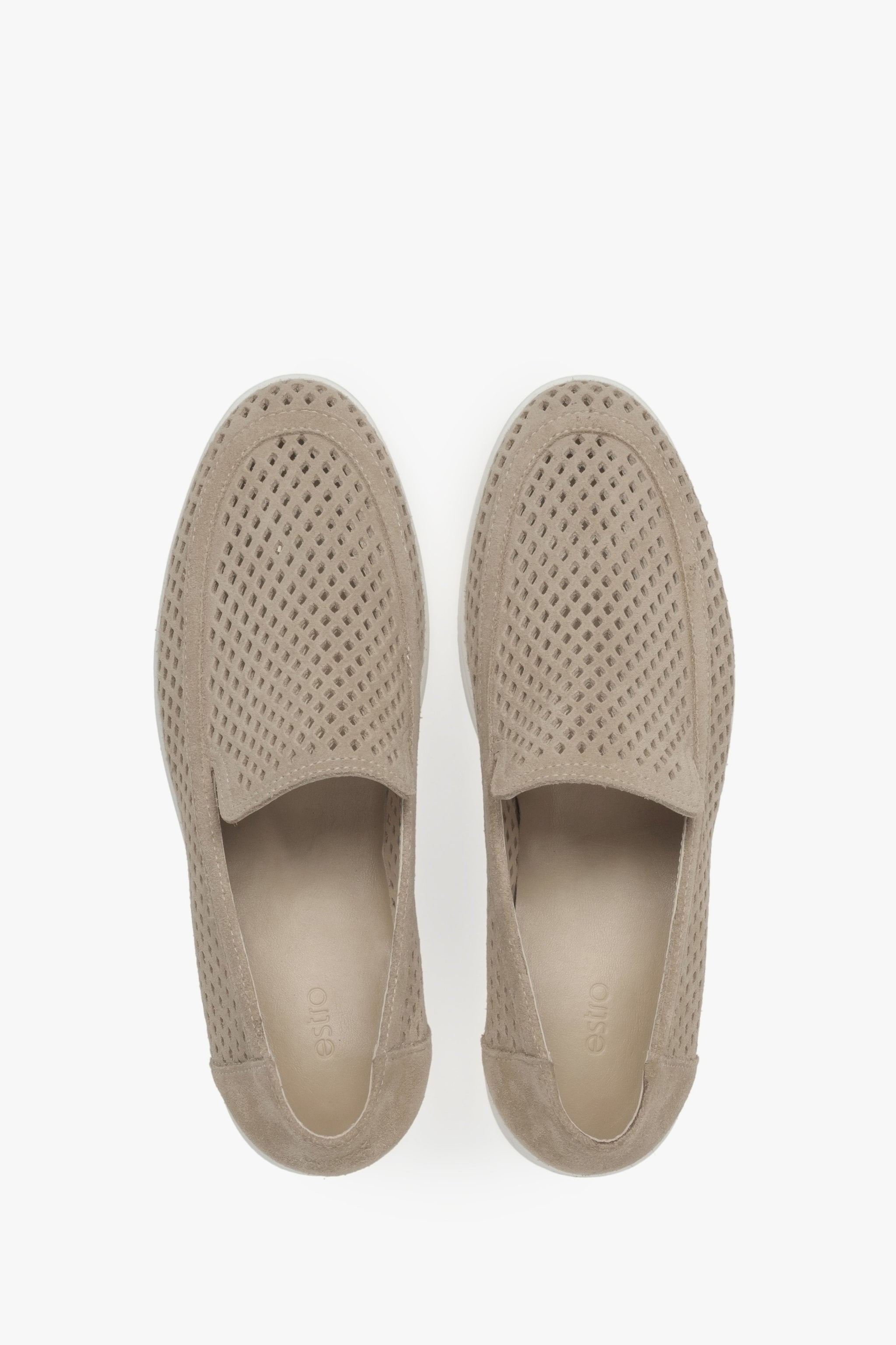 Stylowe damskie loafersy Premium z naturalnego włoskiego weluru – beżowe, perforowane.