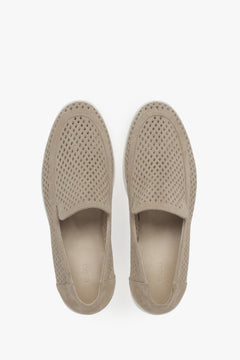 Stylowe damskie loafersy Premium z naturalnego włoskiego weluru – beżowe, perforowane.