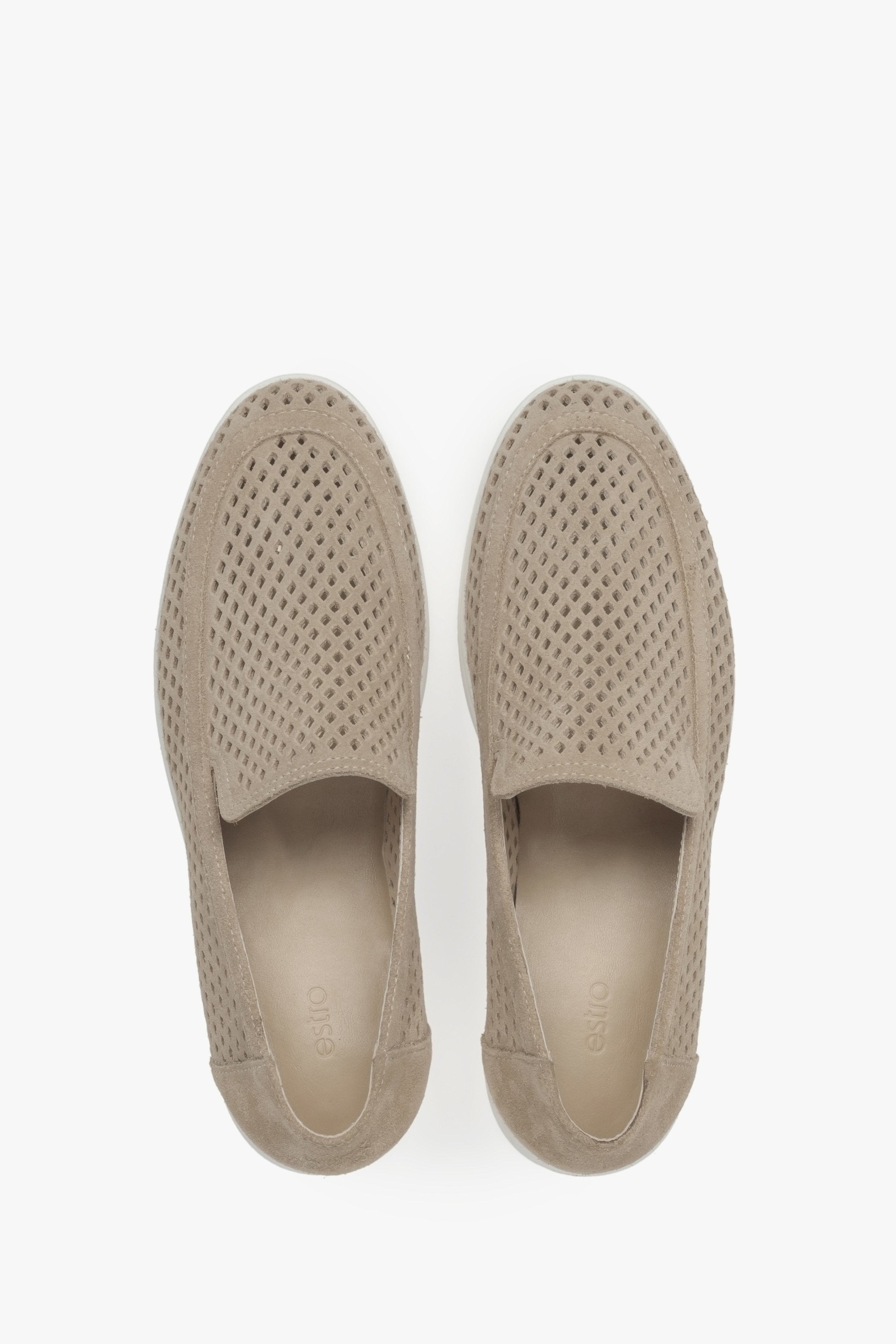 Stylowe damskie loafersy Premium z naturalnego włoskiego weluru – beżowe, perforowane.