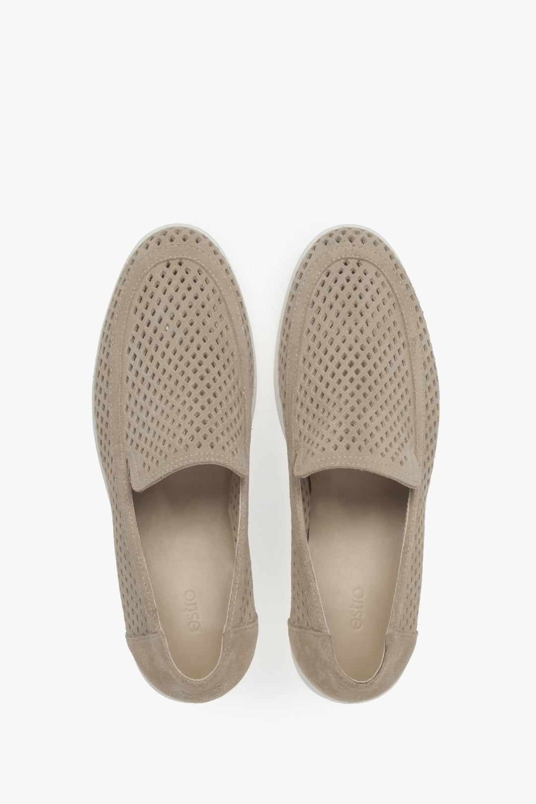 Stylowe damskie loafersy Premium z naturalnego włoskiego weluru – beżowe, perforowane.