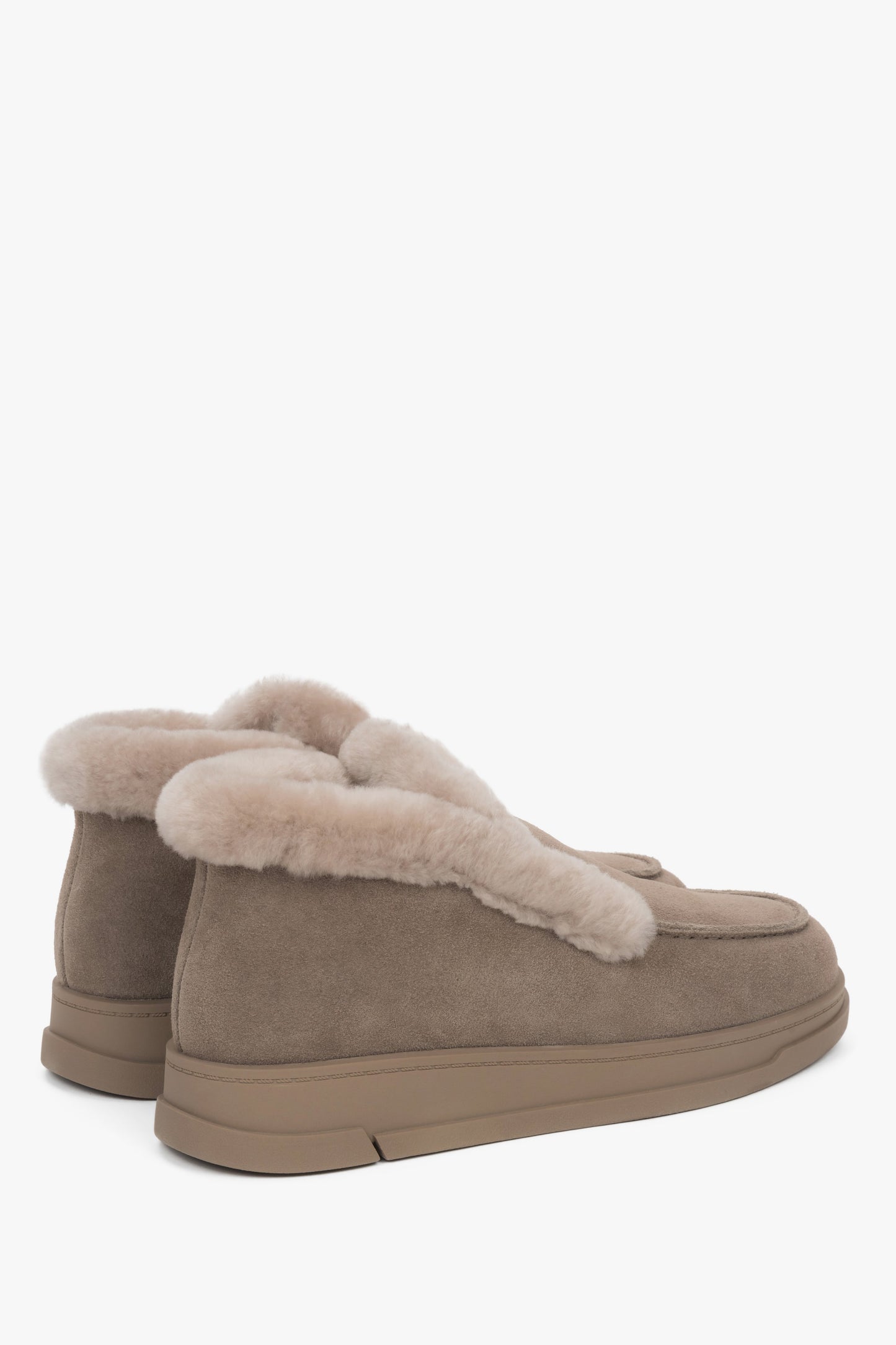 Z weluru naturalnego z futrzanym wsadem, beżowe mokasyny damskie Estro.