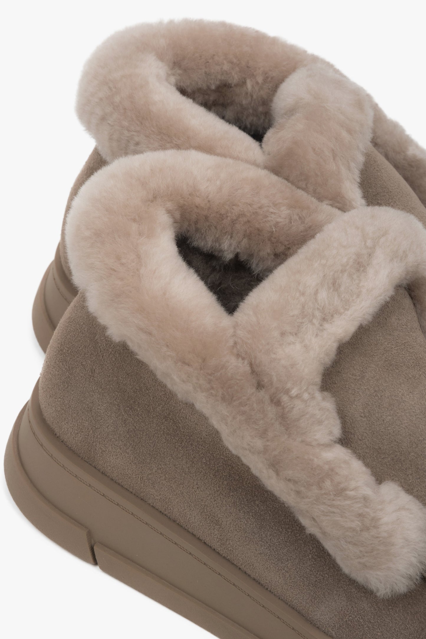 Beżowe mokasyny damskie Estro, z weluru naturalnego, z futrzanym wsadem.