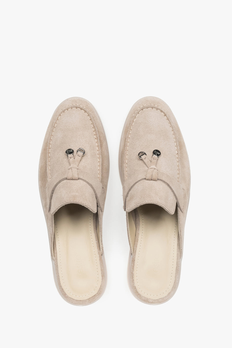 Z miękkiego włoskiego weluru naturalnego Premium, beżowe mule damskie Estro.