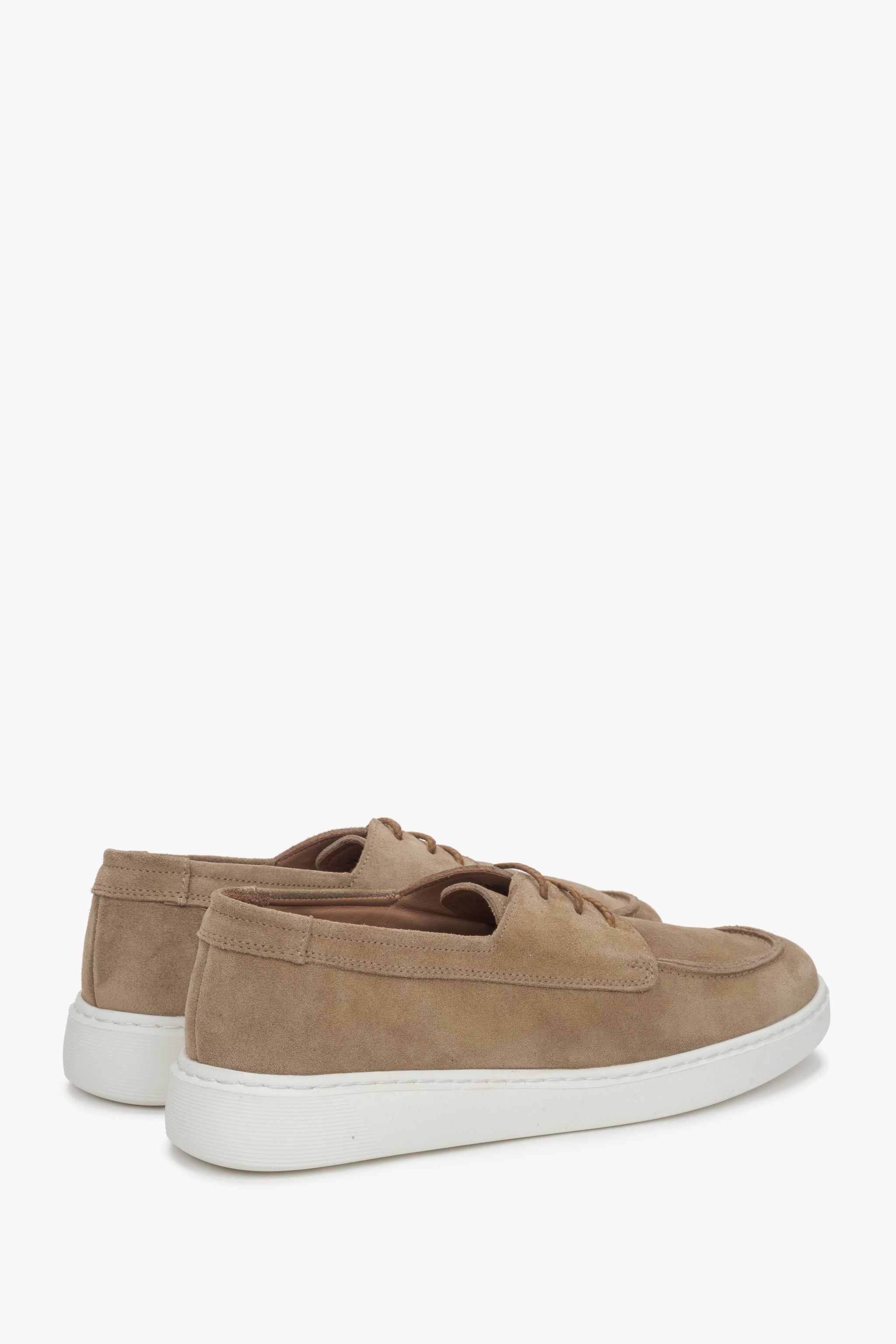 Męskie buty derby w kolorze beżowym z naturalnego weluru.