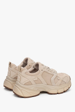 Z weluru i przewiewnej siateczki, beżowe sneakersy damskie ES8.
