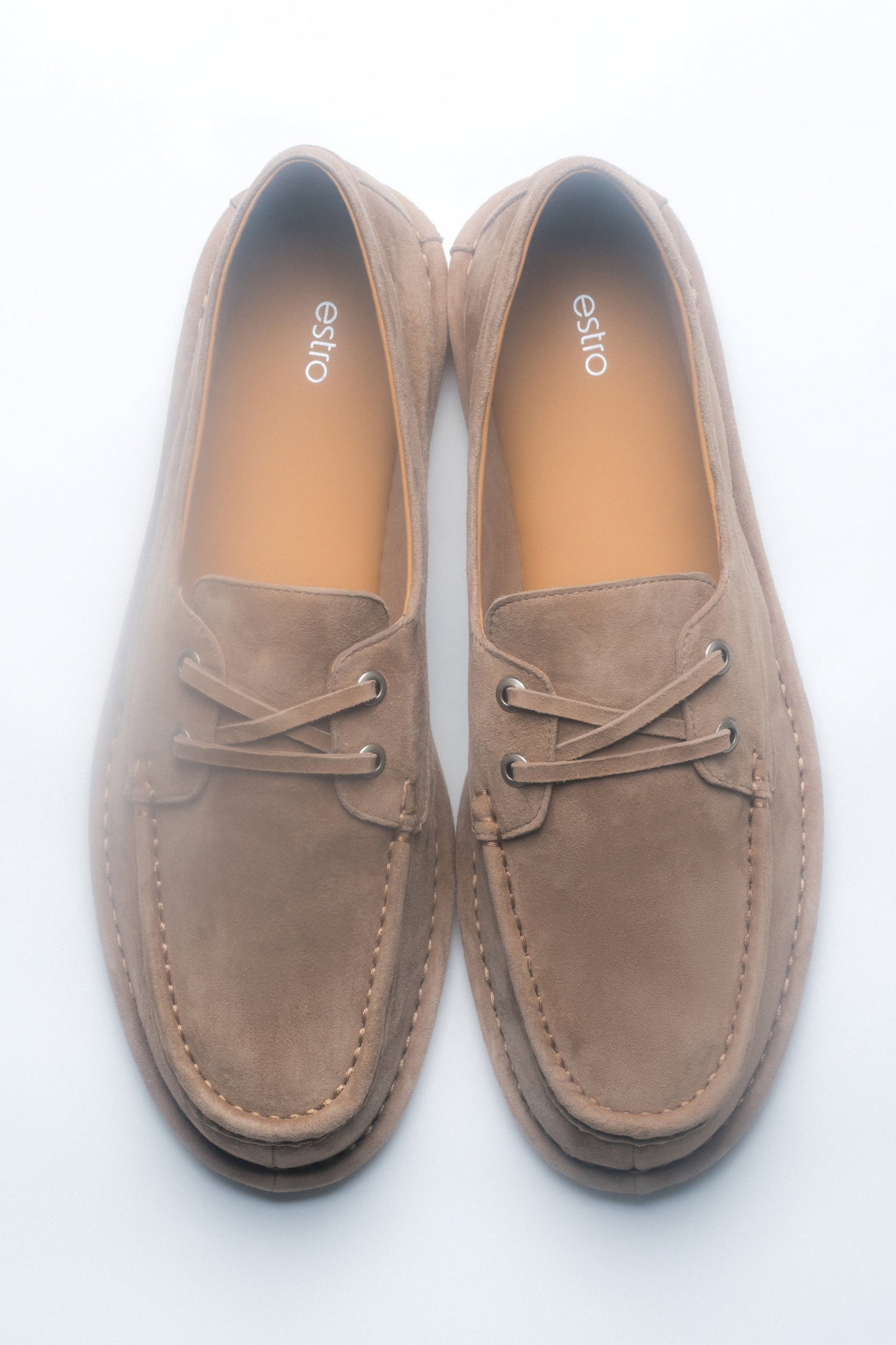 Beżowe sznurowane loafersy damskie z weluru w stylu żeglarskim Estro ER00119012.