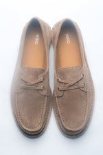 Beżowe sznurowane loafersy damskie z weluru w stylu żeglarskim Estro ER00119012.