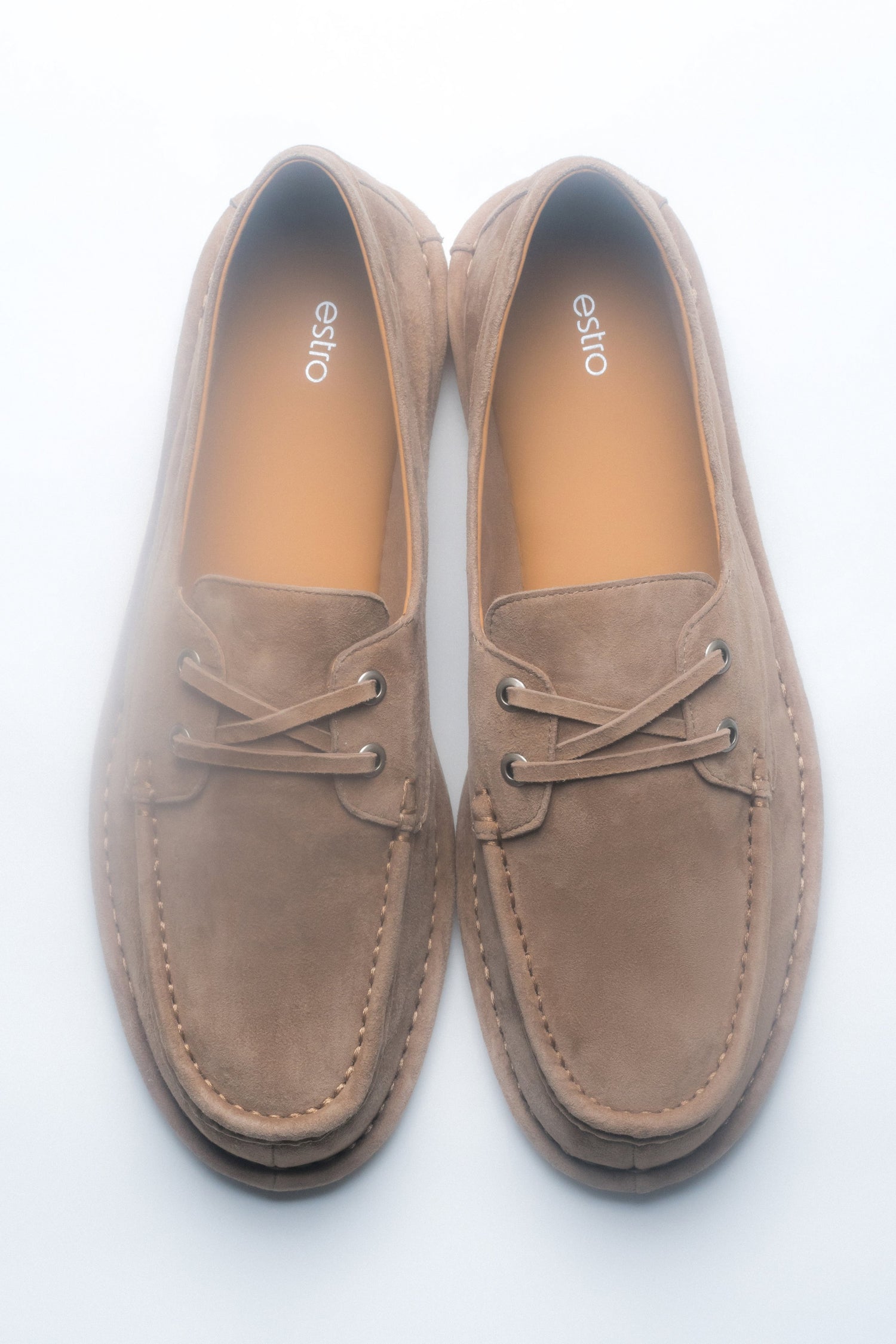 Beżowe sznurowane loafersy damskie z weluru w stylu żeglarskim Estro ER00119012.